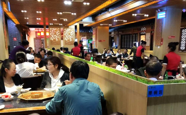門店數(shù)量急劇縮減，“地攤火鍋”過時了？