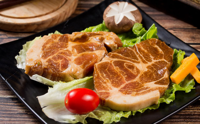 小豬查理川式烤肉，人間市井煙火氣，嗞嗞美味小香豬