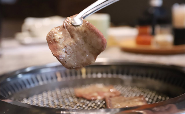 富士燒肉牧場(chǎng)，酒吧式文化烤肉