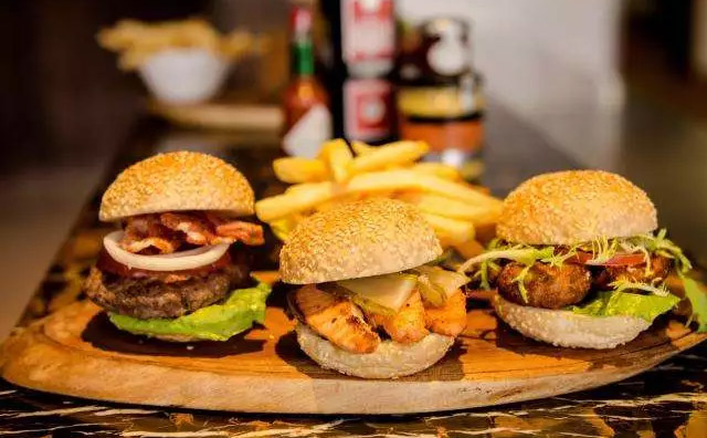 自主創(chuàng)業(yè)選什么，漢堡快餐店品牌很不錯(cuò)的