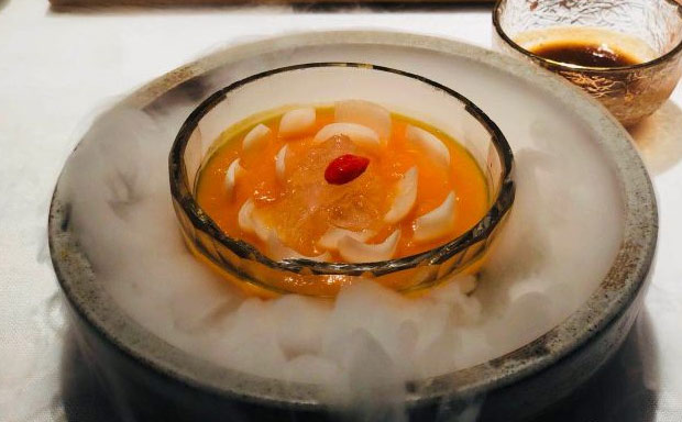 餐廳故意把菜價(jià)定的很貴，顧客卻都愛來