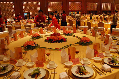 餐廳服務(wù)員應(yīng)該如何接待特殊客人 餐廳服務(wù)員應(yīng)該如何接待特殊客人