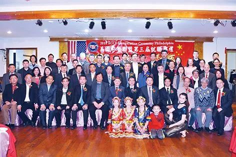 慶功宴后，部份與會(huì)嘉賓和費(fèi)城當(dāng)?shù)亓x工合影留念