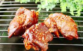 烤豬蹄，一種新的特色燒烤菜肴