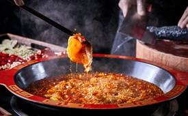 老黃記丁丁美蛙魚頭，鮮滑溢香，味美細(xì)嫩