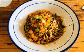 軍運(yùn)會餐飲中武漢美食不少，熱干面更受中國代表團(tuán)歡迎